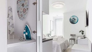 A modern hotel room with a bed, a desk, and a bathroom. - Cracow | Rajska 3 | Modern Studio | Air conditioning (Kraków)