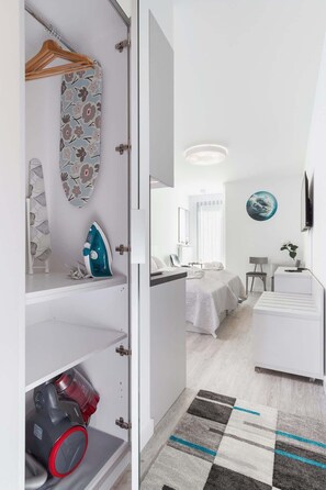 Iron/ironing board, WiFi, bed sheets