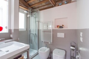 Shower, hair dryer, bidet, towels - --Biennale Art 1886-- (Venezia)