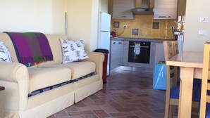 Ein Wohnzimmer mit einer Couch und einem Esstisch.