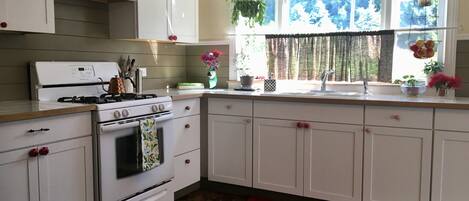 Køleskab, mikrobølgeovn, ovn, kogeplade