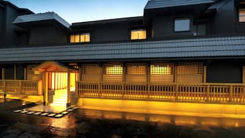 Fachada de la propiedad por la tarde o noche