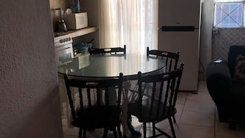 Mikroaaltouuni, keittoastiat/astiat/ruokailuvälineet