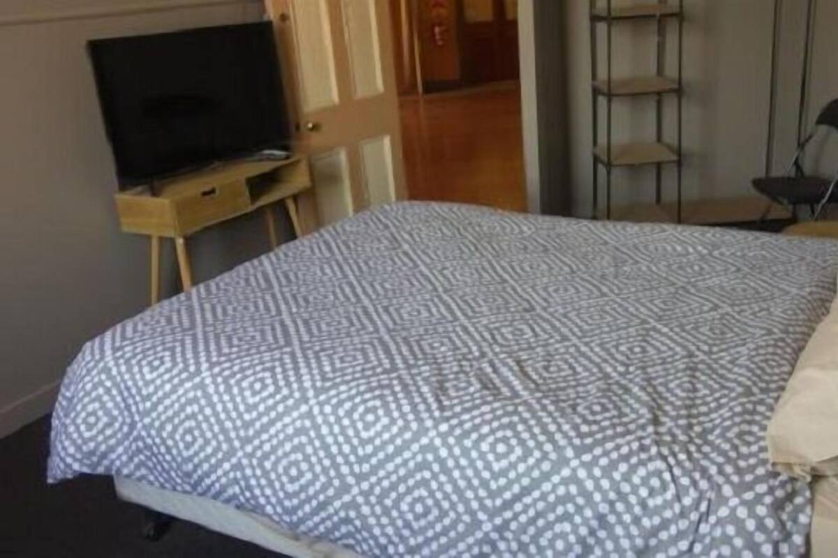 WiFi (free), bed sheets