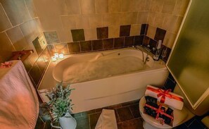 Baignoire, baignoire à jets, sèche-cheveux, serviettes fournies