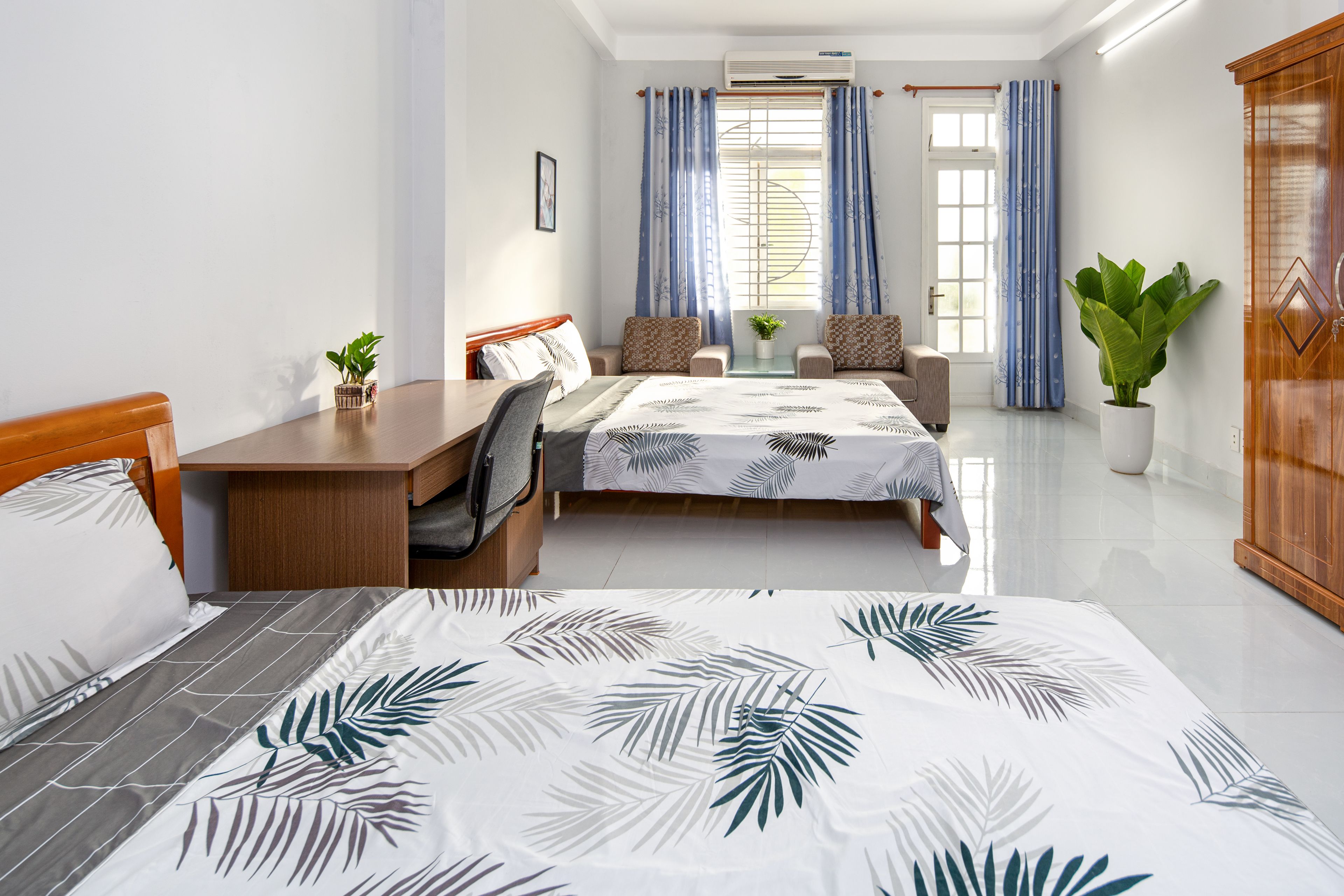 Deluxe Apartment, 4 Bedrooms | 4 bedrooms, desk, free WiFi