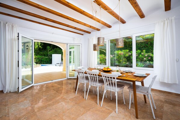 Outdoor dining - Beautiful and comfortable villa in Javea, Costa Blanca, Spain with private pool for 6 persons (Javea)