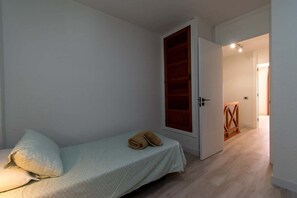 2 dormitoris, planxa i posts de planxar, wifi i roba de llit