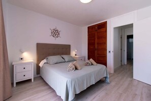 2 bedrooms, iron/ironing board, WiFi, bed sheets - Parque Santiago II 79 - Two Bed with pool view (Playa de la Américas)