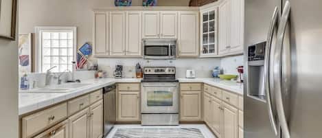 Townhome, 3 Bedrooms | Private kitchen | Fridge, oven, coffee/tea maker, toaster