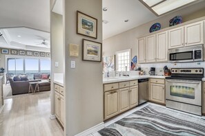 Townhouse, 3 kamar tidur | Dapur pribadi | Lemari es, oven, mesin pembuat kopi/teh, dan pemanggang roti