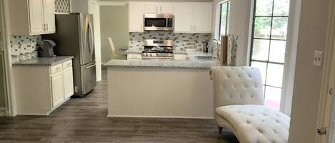 ثلاجة، ميكروويف، فرن، موقد طهي مسطح