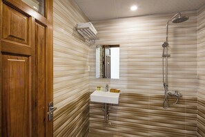 Shower, rainfall showerhead, free toiletries, hair dryer