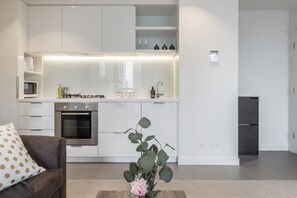 Full-sized fridge, microwave, oven, stovetop - Trendy Melbourne 2 Bedroom Apartment by BnB Pro (Melbourne)