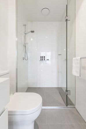 City Apartment, 2 Bedrooms, 2 Bathrooms | Bathroom | Shower, free toiletries, hair dryer, soap