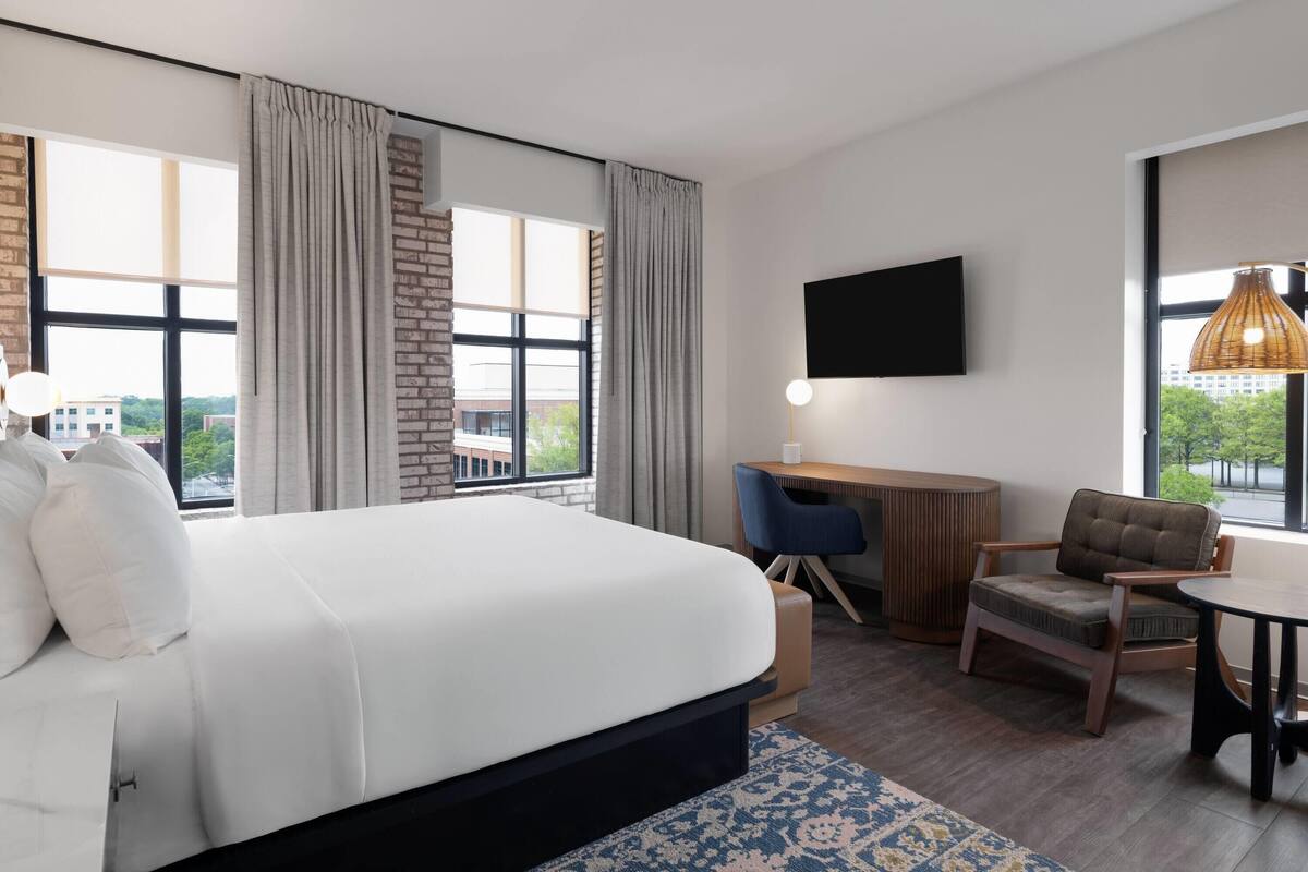Hypo-allergenic bedding, in-room safe, desk, laptop workspace