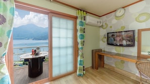 Room (201) | Living area | Flat-screen TV