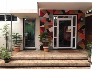 Property entrance - Casa Sarmiento Travelers Inn (Laoag)