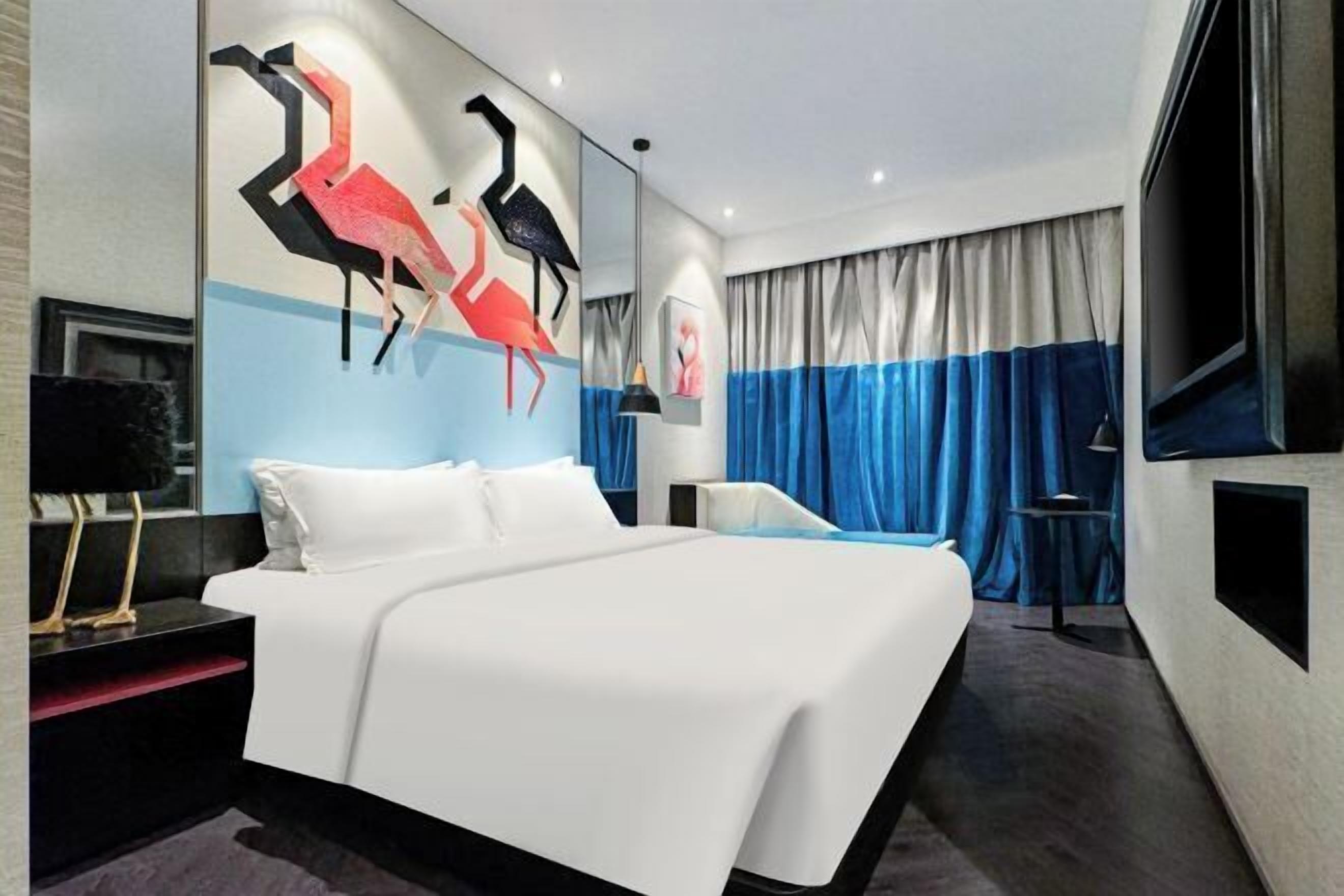 Minibar, escritorio, cortinas opacas y tabla de planchar con plancha