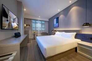 Minibar, desk, blackout drapes, iron/ironing board - Ejura Hotel (Guangzhou North Station Branch) (Guangzhou)