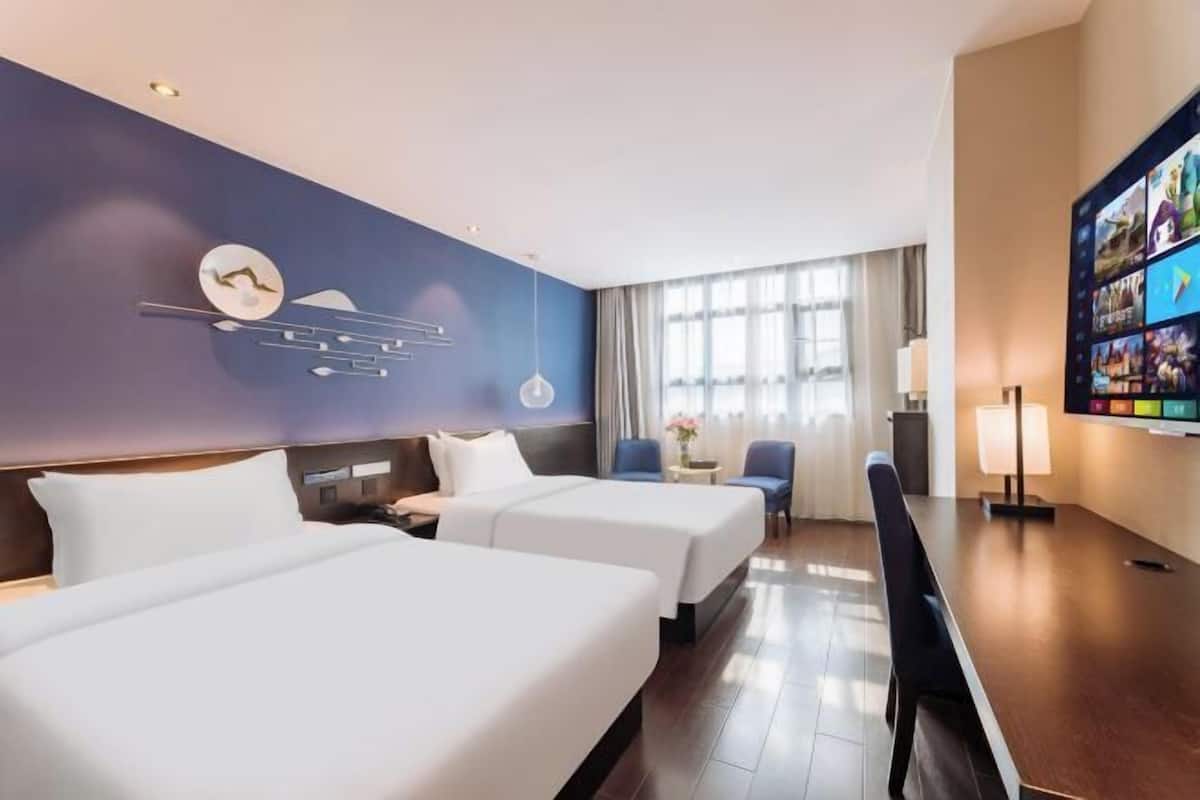 Minibar, skrivebord, blendingsgardiner og strykejern/-brett