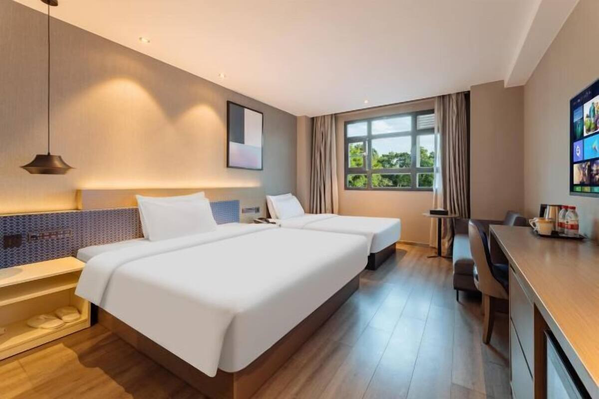 Minibar, escritorio, cortinas opacas y tabla de planchar con plancha