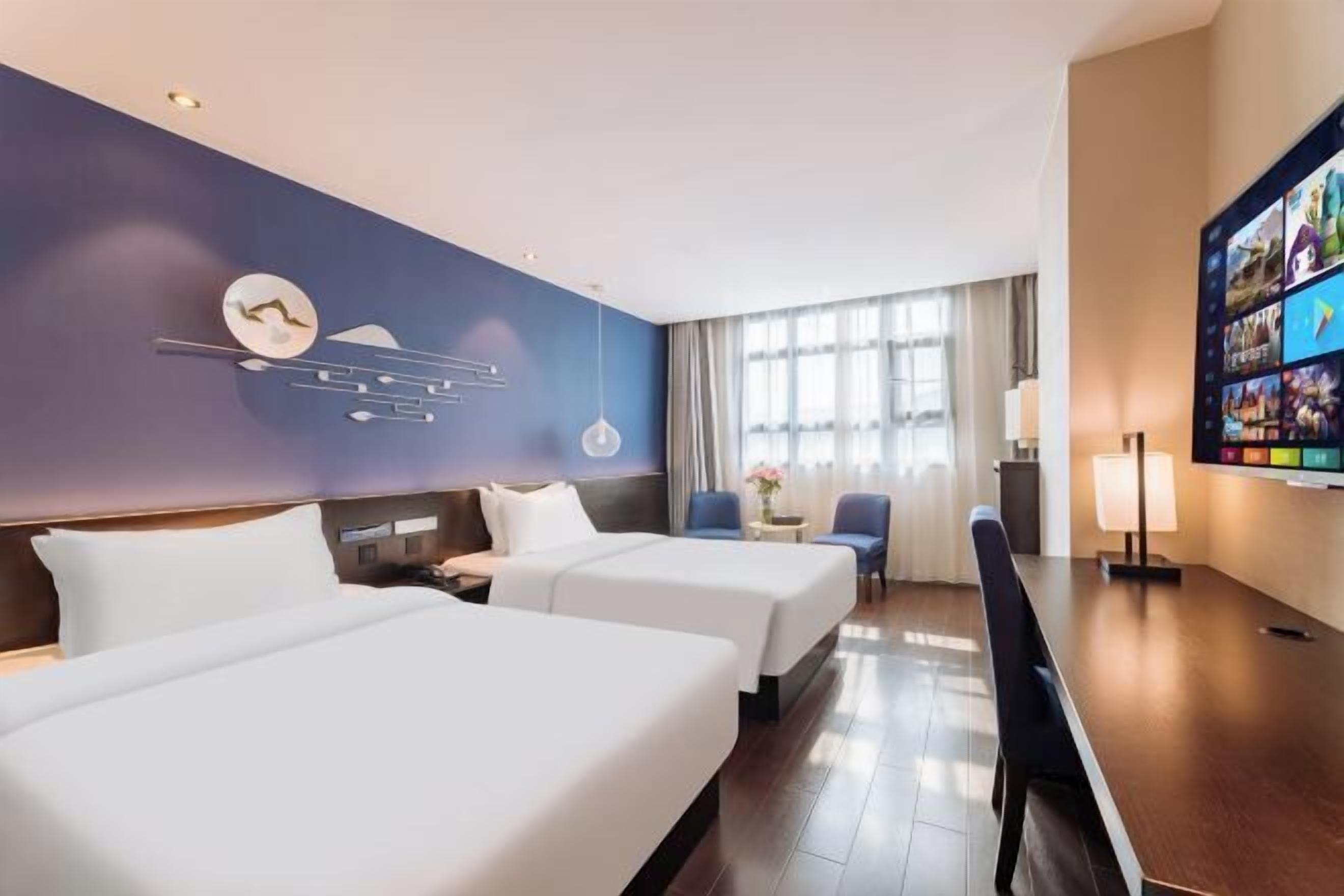 Minibar, escritorio, cortinas opacas y tabla de planchar con plancha