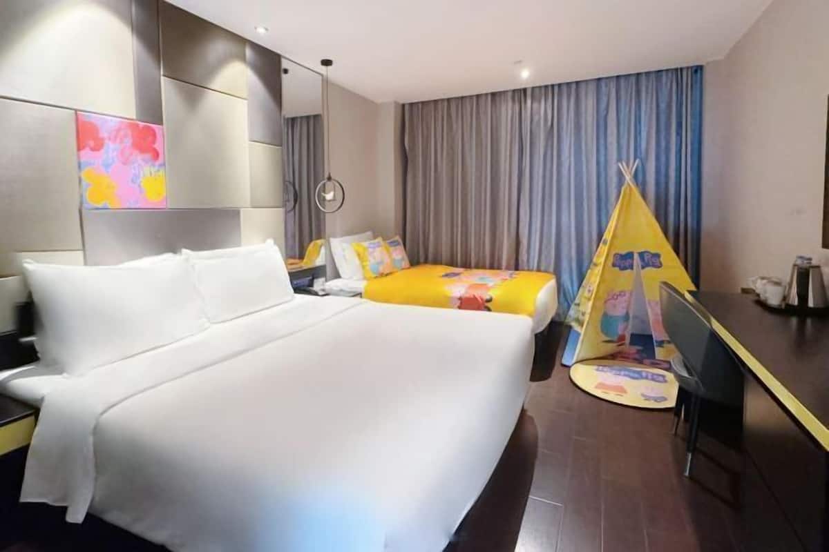 Minibar, escritorio, cortinas blackout y tabla de planchar con plancha