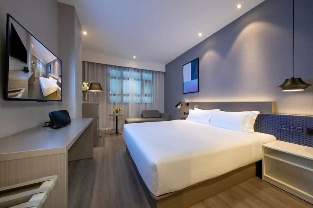 Minibar, skrivebord, blendingsgardiner og strykejern/-brett