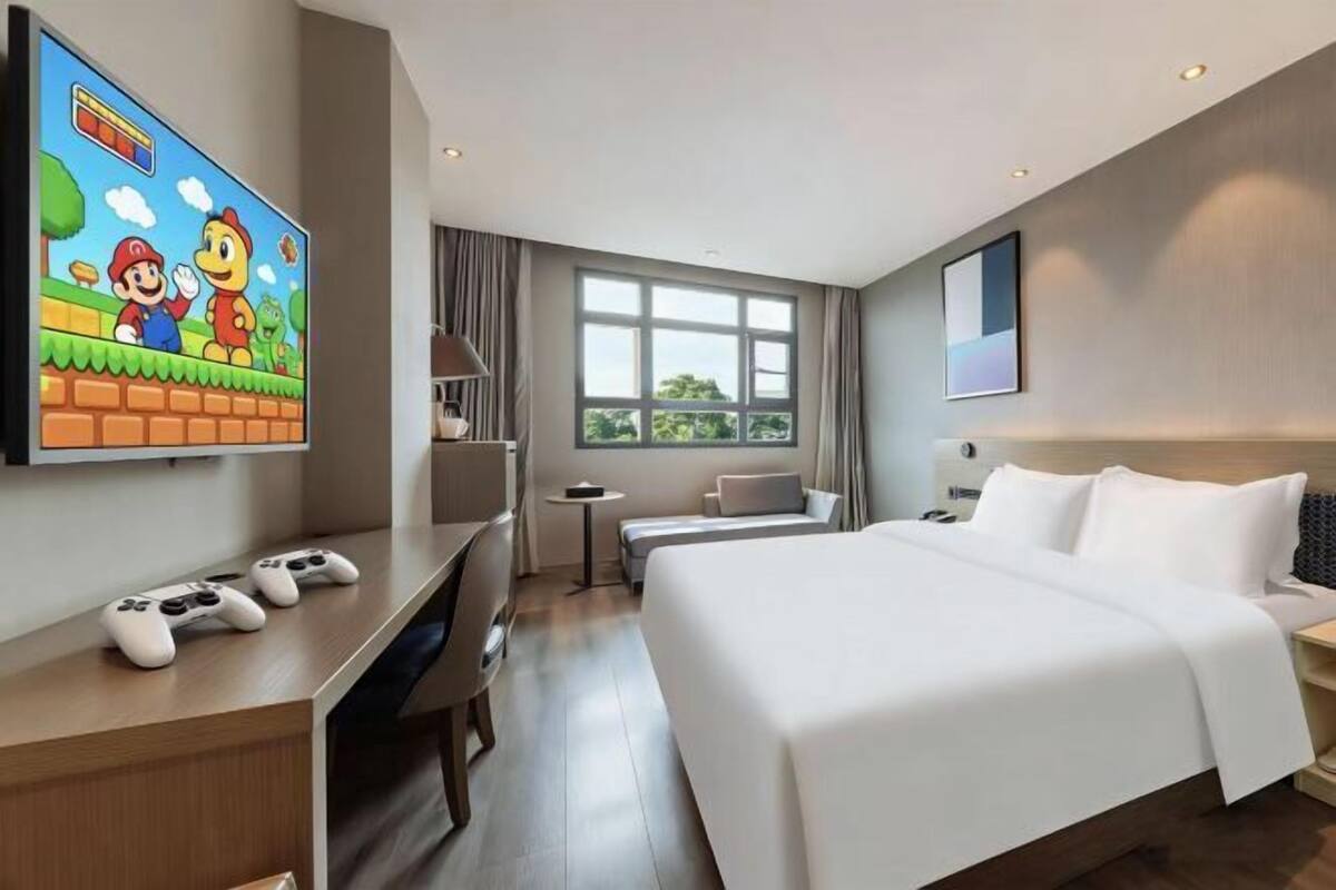 Minibar, escritorio, cortinas opacas y tabla de planchar con plancha