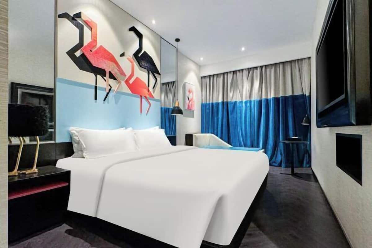 Minibar, skrivebord, blendingsgardiner og strykejern/-brett