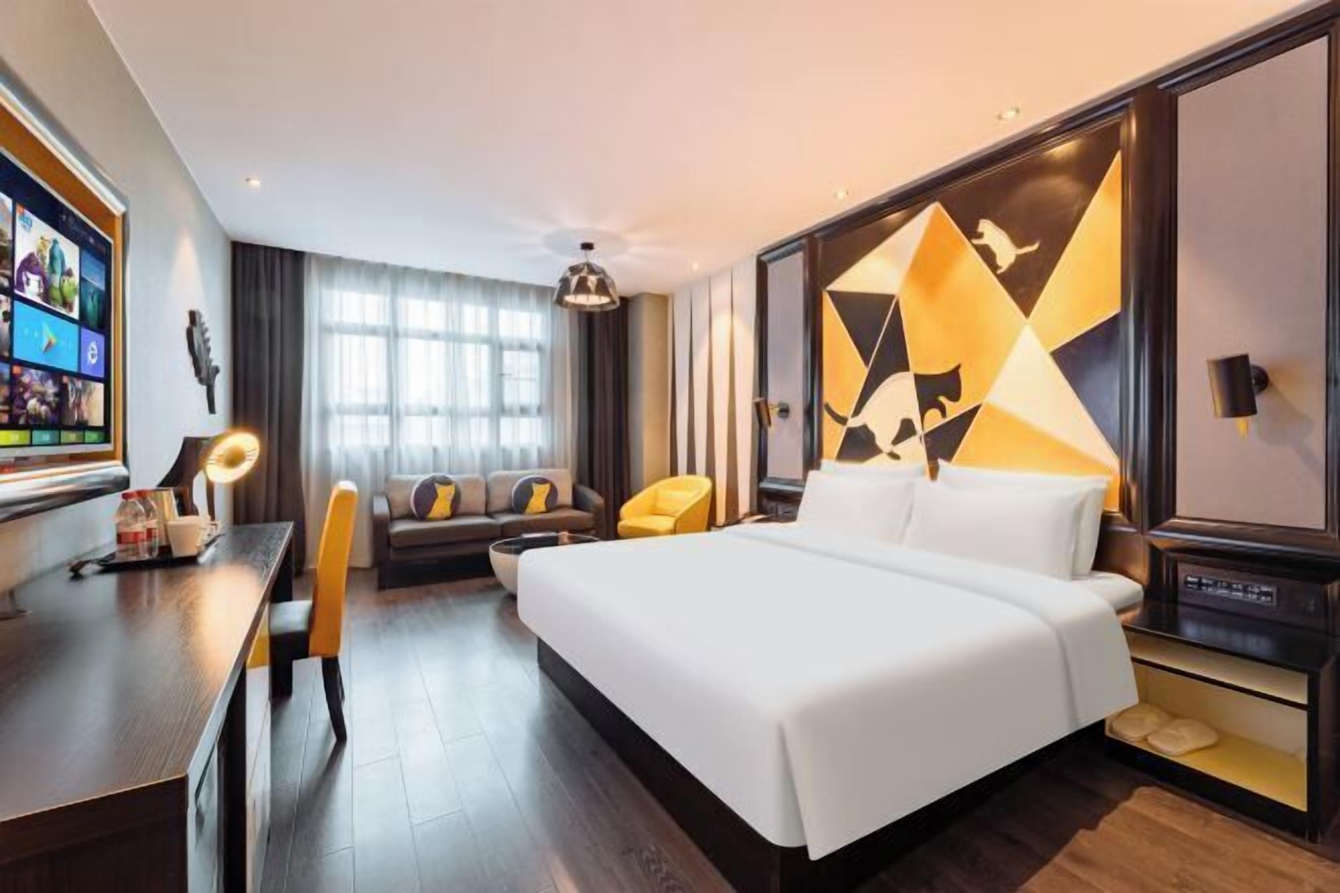 Minibar, escritorio, cortinas opacas y tabla de planchar con plancha