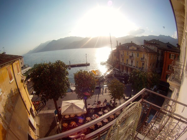 Outdoor dining - New large apartment directly on the lake (malcesine)