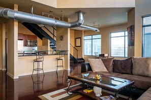 テレビ、書庫、ステレオ