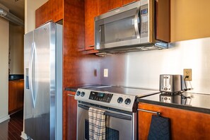 冷蔵庫、電子レンジ、オーブン、コンロ