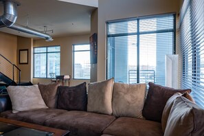 テレビ、書庫、ステレオ