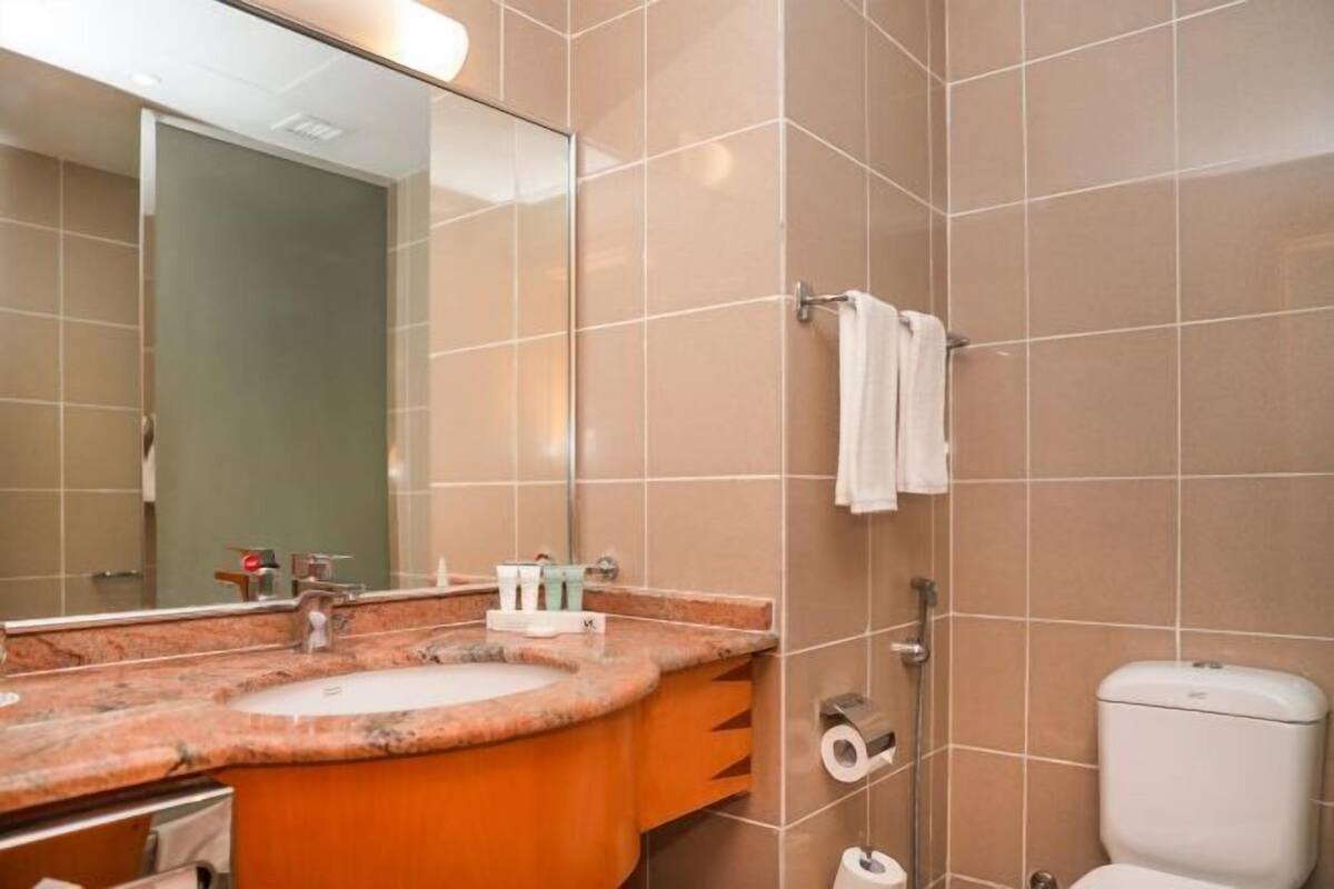 Combined shower/tub, rainfall showerhead, free toiletries, hair dryer