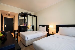 Habitación superior con 2 camas individuales | Minibar, caja fuerte, mobiliario individual y escritorio