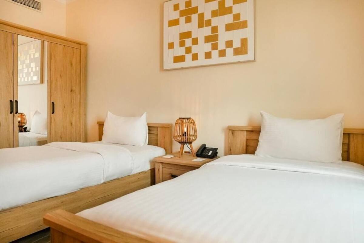 Premium Twin Room | Minibar, in-room safe, desk, blackout drapes