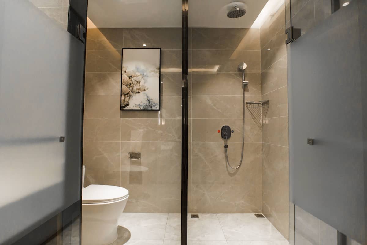 Douche, articles de toilette gratuits, sèche-cheveux, chaussons