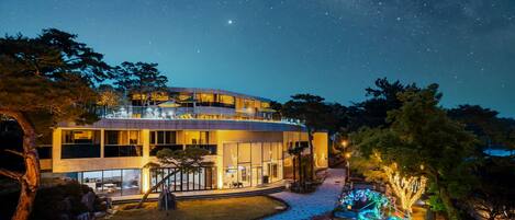 Vista frontal de la propiedad por la tarde o noche