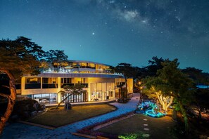 ด้านหน้าที่พัก - ตอนเย็น/กลางคืน