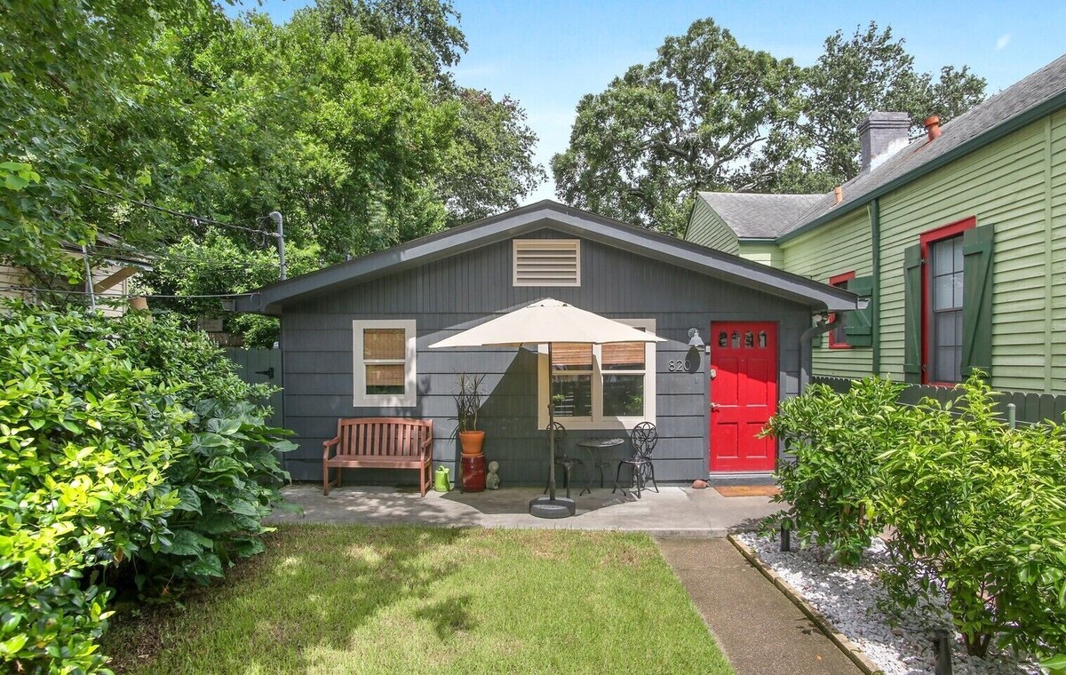 Quiet and safe Uptown house steps from Audubon Zoo and shopping on Magazine