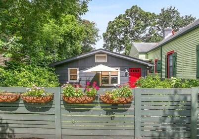 Quiet and safe Uptown house steps from Audubon Zoo and shopping on Magazine