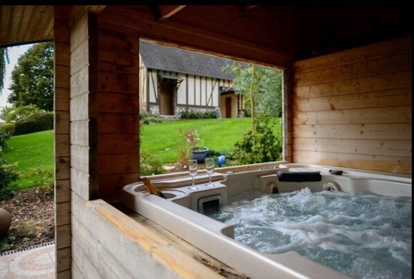 Outdoor spa tub