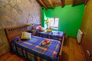 1 dormitori, caixa forta a l'habitació i planxa i posts de planxar