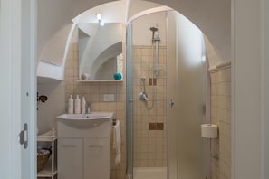 Een douche, een haardroger, handdoeken, zeep