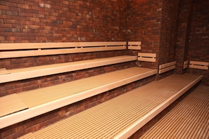 Shower, free toiletries, bidet, towels