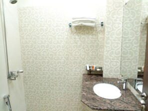 Quarto standard | Banheiro | Chuveiro, produtos de toalete grátis, roupões de banho, chinelos