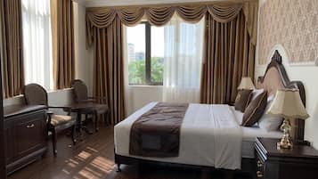 Habitación doble superior | Minibar, caja de seguridad en la habitación y escritorio